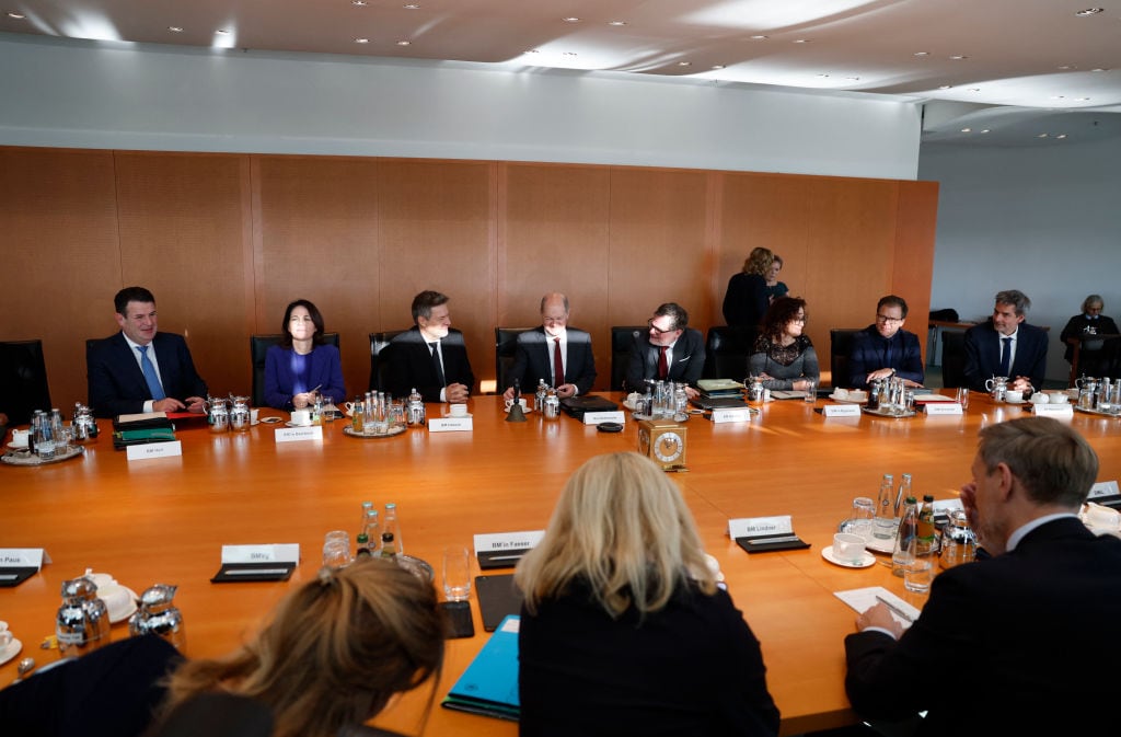 El canciller de Alemania Olaf Scholz junto a su gabinete en Berlín