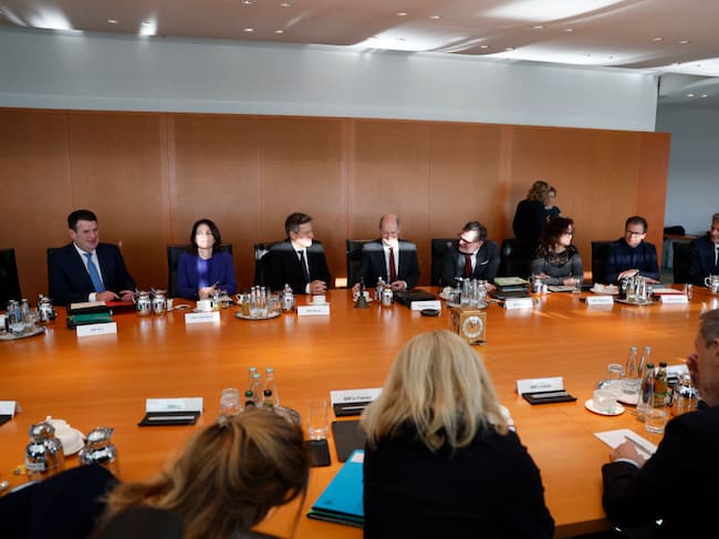 El canciller de Alemania Olaf Scholz junto a su gabinete en Berlín