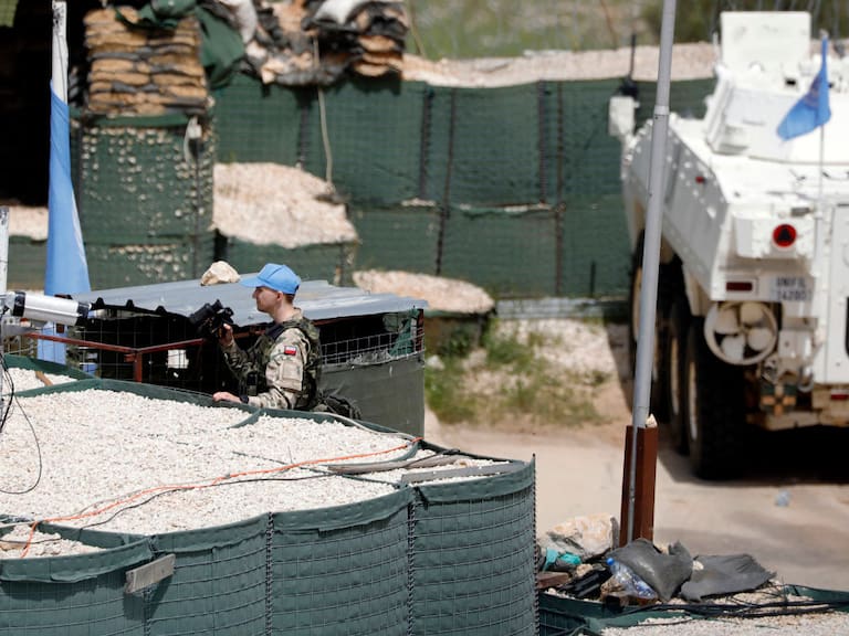 Un soldado parte de los cascos azules en un cuartel en la zona sur de la fuerza de seguridad de la ONU en el Líbano