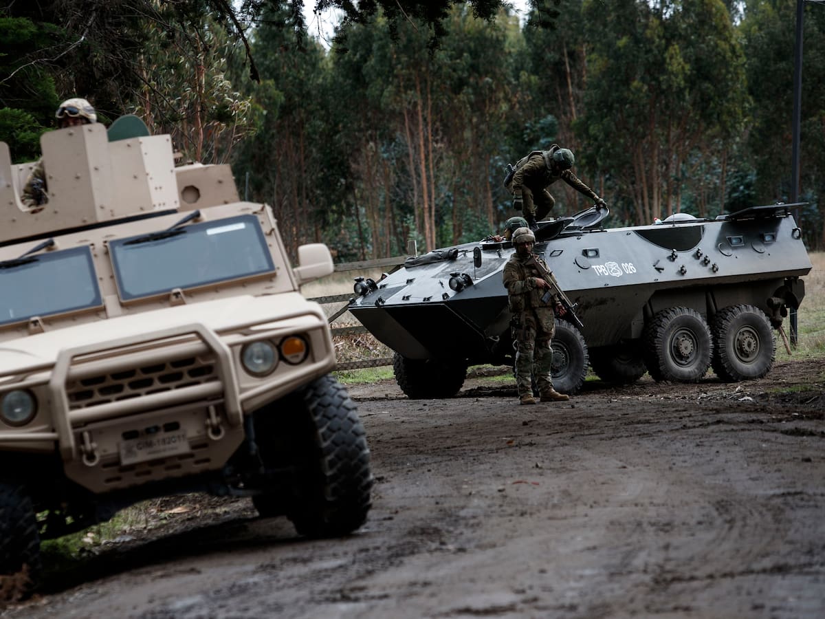 Tres militares heridos en La Araucanía tras volcamiento de carro blindado del Ejército