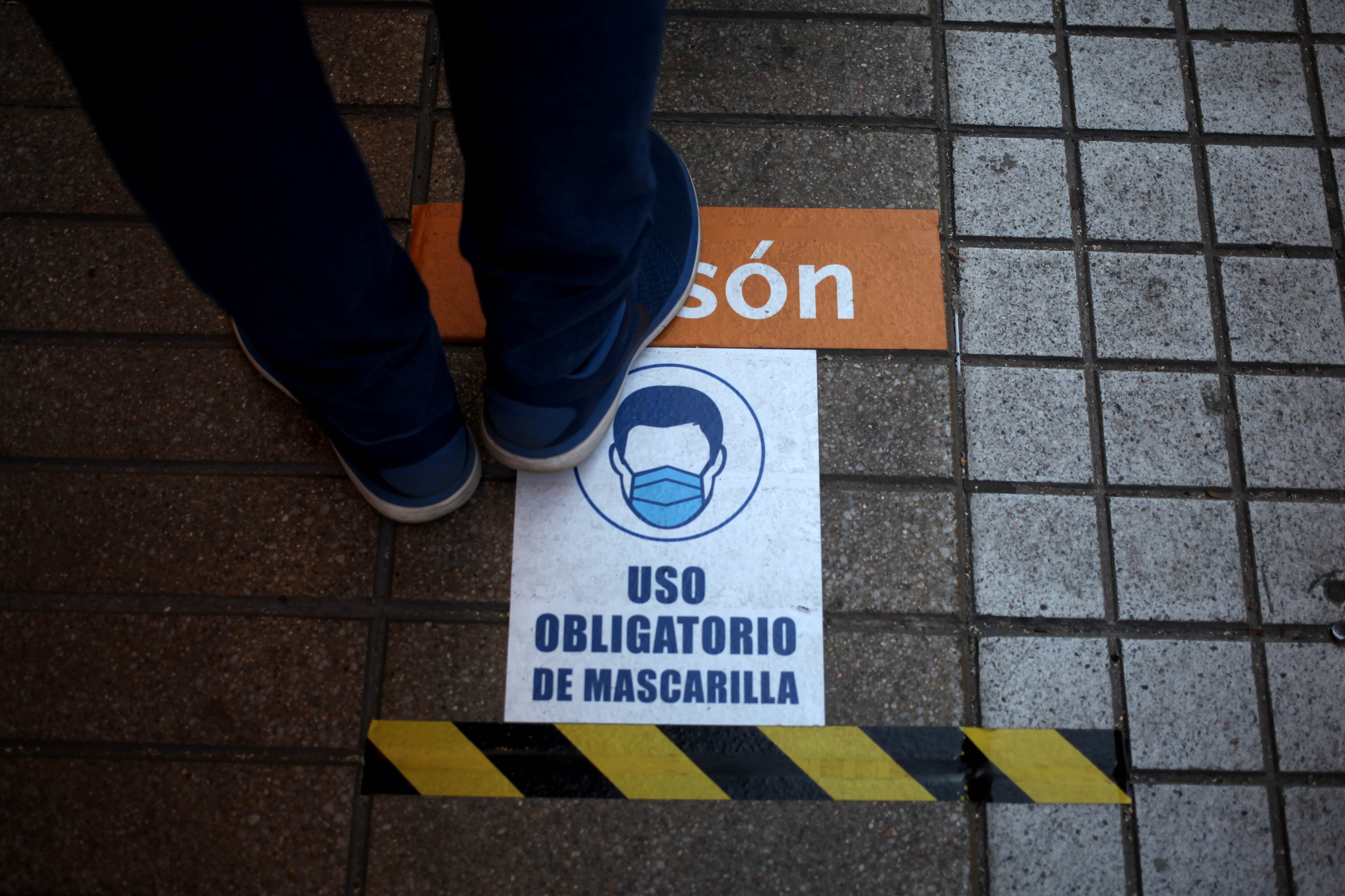 11 DE AGOSTO DE 2020/SANTIAGO
Protocolo sanitario que deben cumplir los lugares que atiendan público para un funcionamiento óptimo y seguro una vez que la comuna ingrese a la Fase de Transición del Plan Paso a Paso. Las medidas incluyen demarcación de Zonas de Espera; uso obligatorio de mascarillas y establecer un aforo máximo de personas al interior del espacio, entre otras, en calle Huerfanos, Santiago.
FOTO: AILEN DÍAZ/AGENCIAUNO