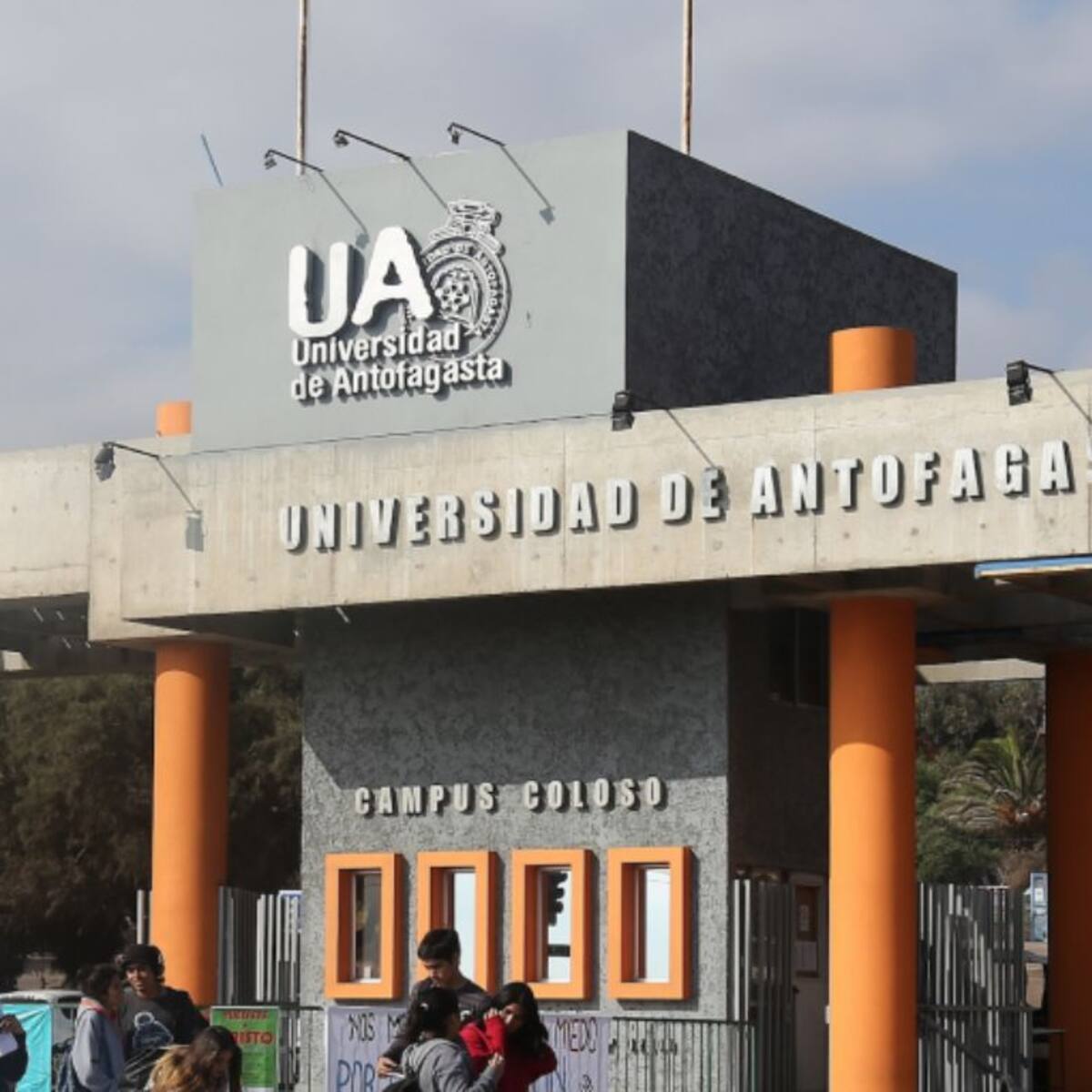 Evacúan importante universidad de Antofagasta por amenaza de tiroteo