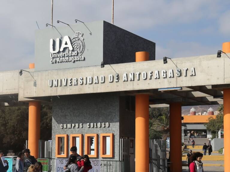Evacúan importante universidad de Antofagasta por amenaza de tiroteo