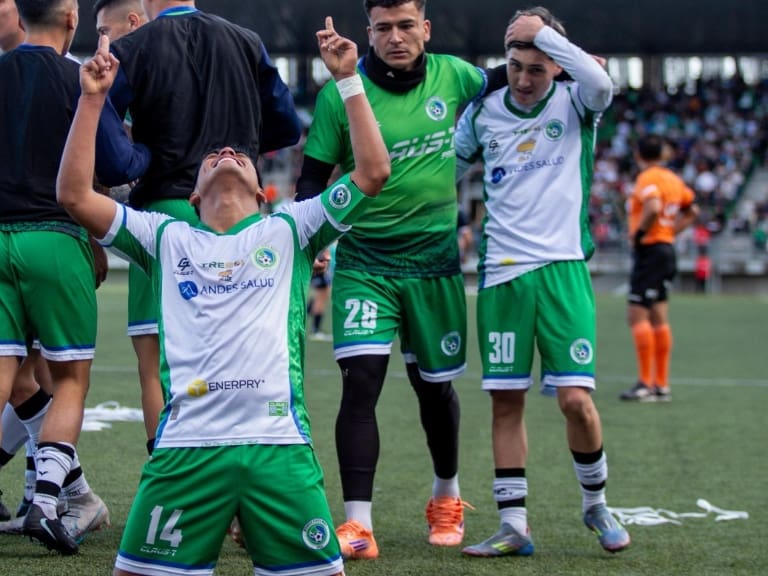 Deportes Puerto Montt gana el clásico para volver a la Primera B luego de dos años