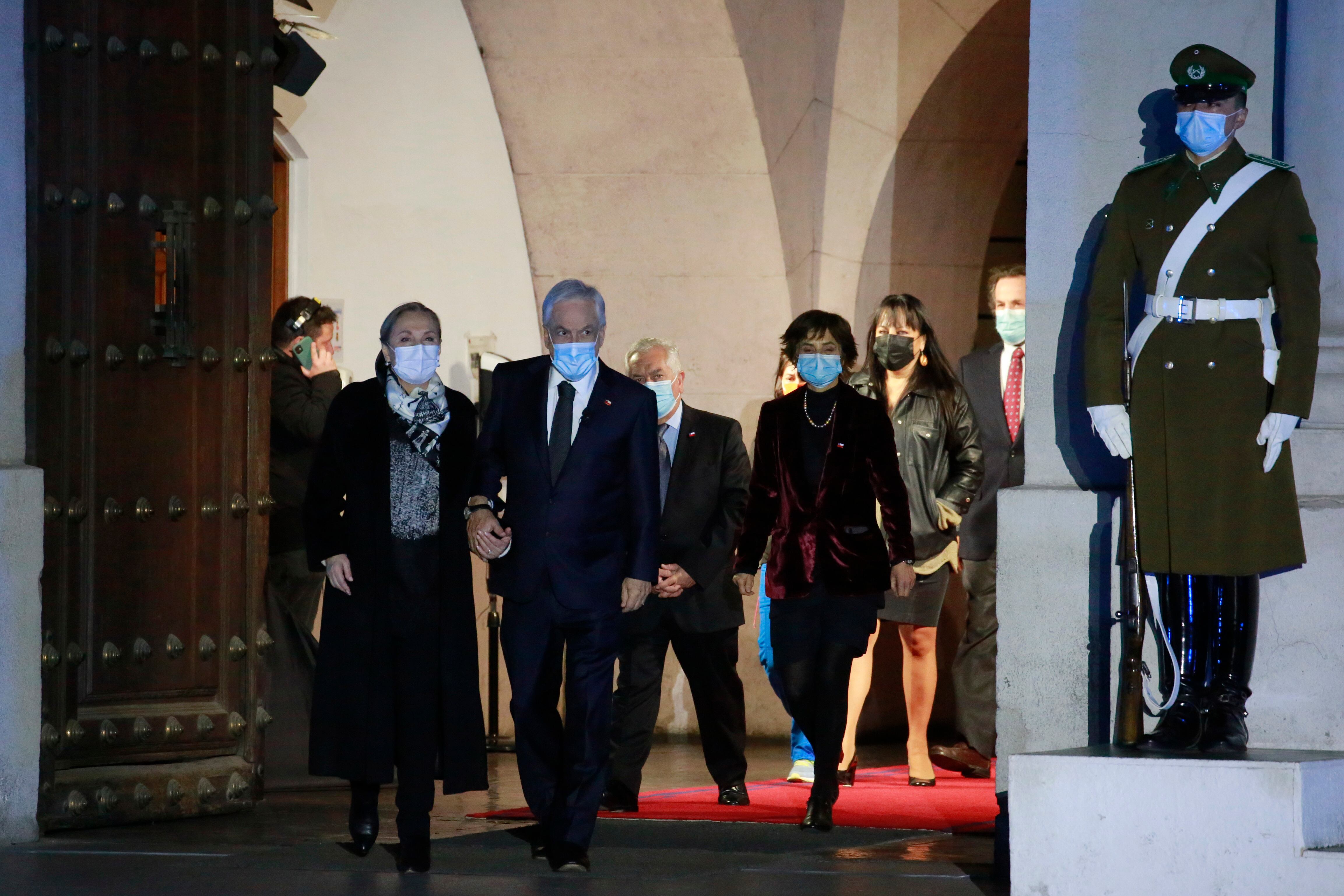 El Presidente de la República, Sebastián Piñera, acompañado por la Primera Dama, Cecilia Morel; el Ministro de Salud, Enrique Paris; los subsecretarios de Salud Pública, Paula Daza, y de Redes Asistenciales, Alberto Dougnac; familiares de personas fallecidas por Covid-19 y personal de la salud, encabeza homenaje a quienes perdieron la vida producto de la pandemia. Foto: Agencia Uno