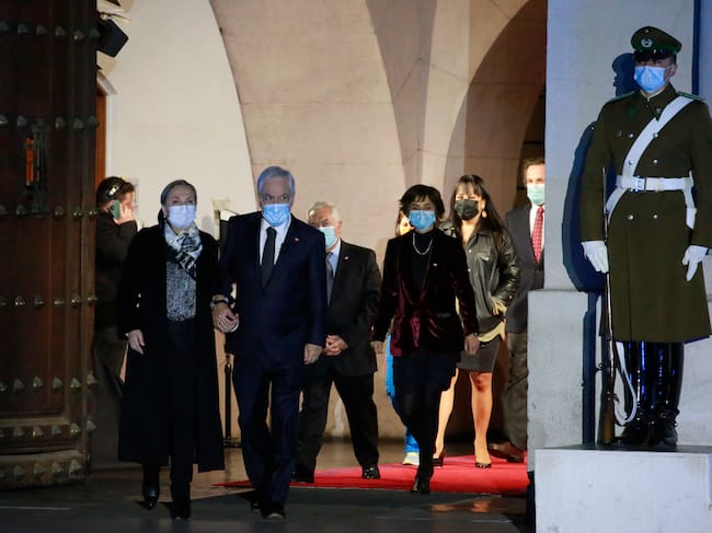 El Presidente de la República, Sebastián Piñera, acompañado por la Primera Dama, Cecilia Morel; el Ministro de Salud, Enrique Paris; los subsecretarios de Salud Pública, Paula Daza, y de Redes Asistenciales, Alberto Dougnac; familiares de personas fallecidas por Covid-19 y personal de la salud, encabeza homenaje a quienes perdieron la vida producto de la pandemia. Foto: Agencia Uno