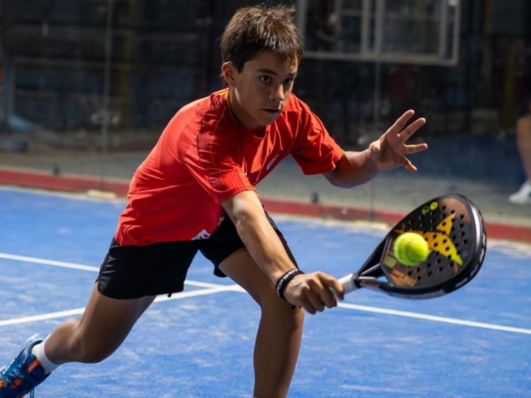 Con 13 años, hijo de exfutbolista defenderá a Chile en el Mundial Junior de Padel: “Me aburrí del fútbol y me gustó este deporte”