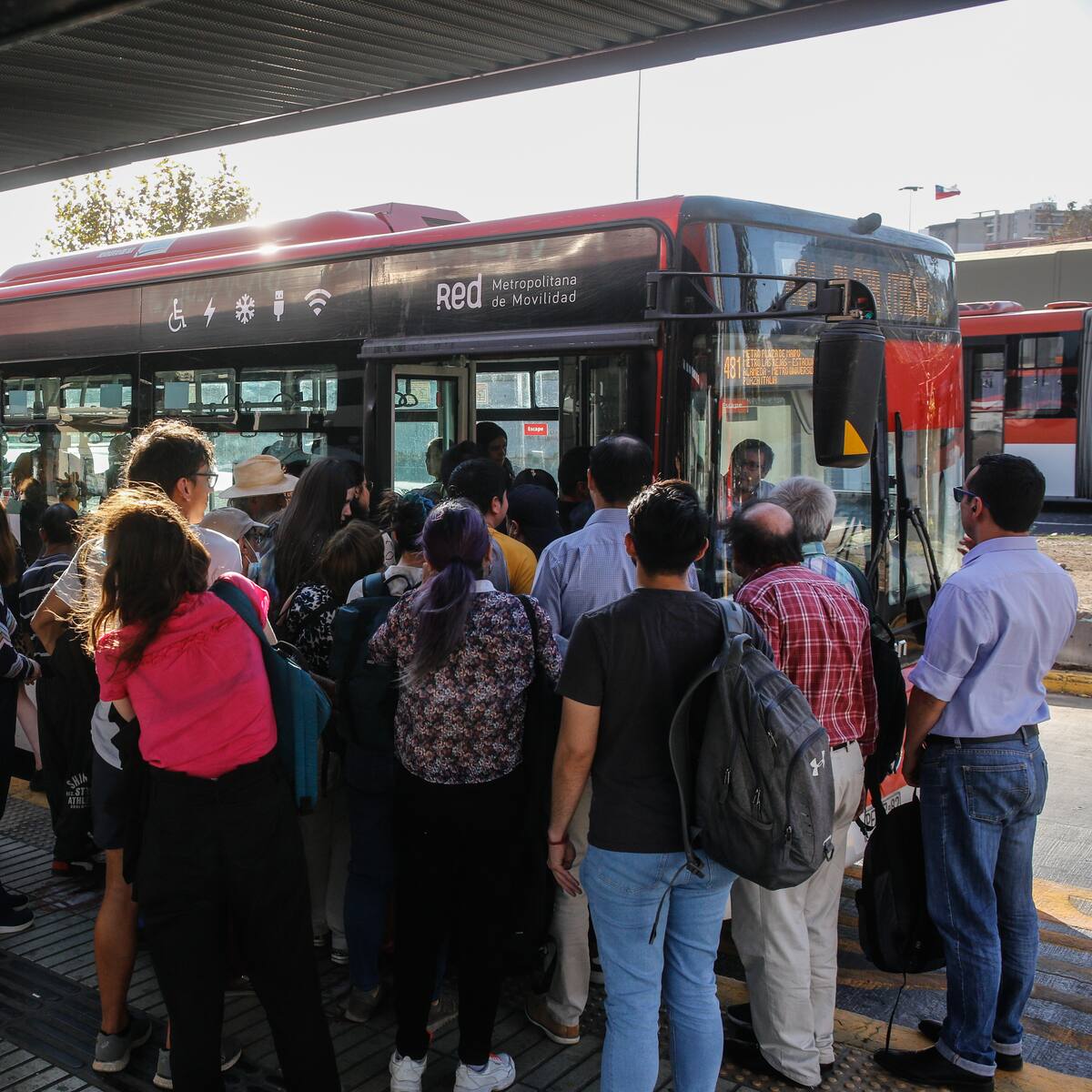 Metro de Santiago cierra estaciones de Línea 5: Red Movilidad activa buses de apoyo