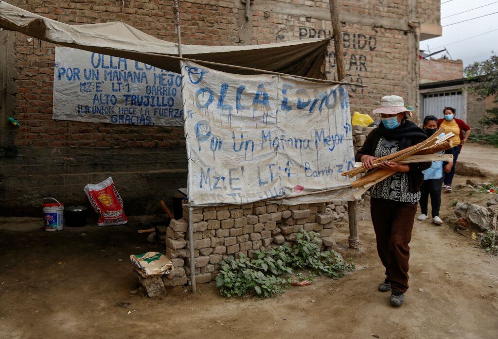 Voluntarios preparan una olla común en un barrio de la ciudad de Trujillo