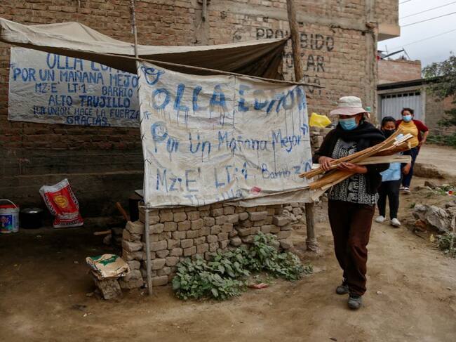 Voluntarios preparan una olla común en un barrio de la ciudad de Trujillo