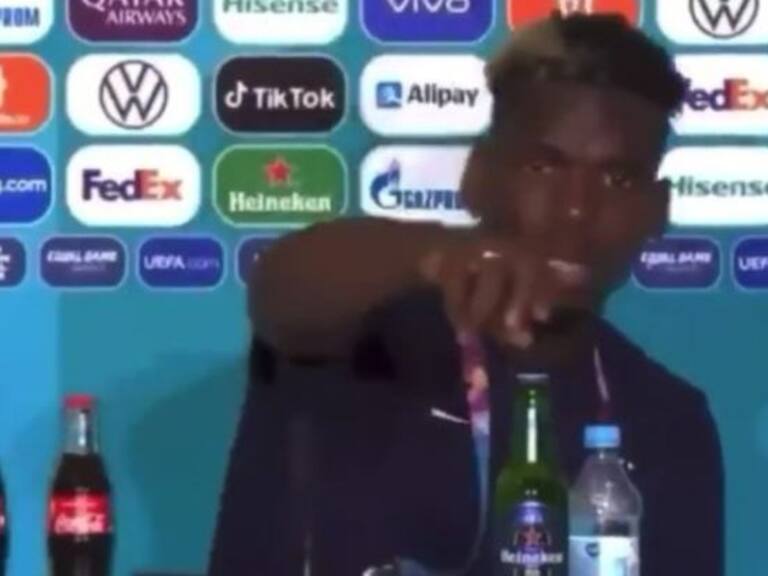 A lo CR7: Paul Pogba quitó botella de cerveza en plena conferencia de prensa