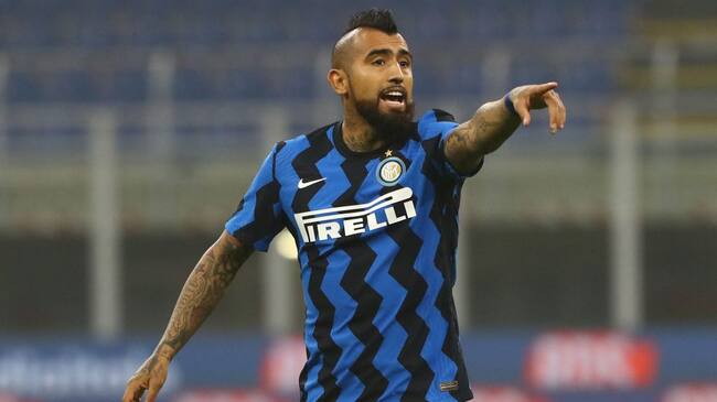 MILAN, ITALY - OCTOBER 31: Arturo Vidal of FC Internazionale gestures during the Serie A match between FC Internazionale and Parma Calcio at Stadio Giuseppe Meazza on October 31, 2020 in Milan, Italy. (Photo by Marco Luzzani/Getty Images)