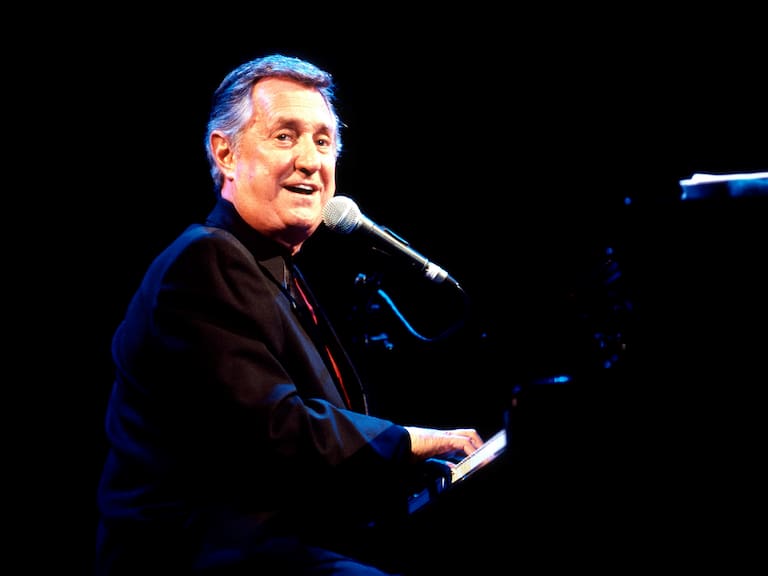 Luto en la música: fallece el cantante y leyenda del Rock & Roll, Neil Sedaka a los 86 años