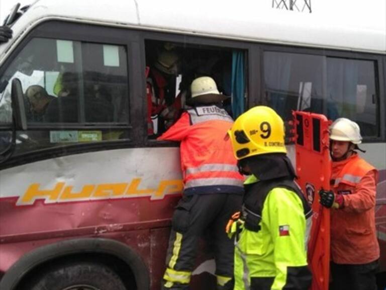 Choque entre bus universitario y automóvil deja un muerto y 21 heridos en Concepción
