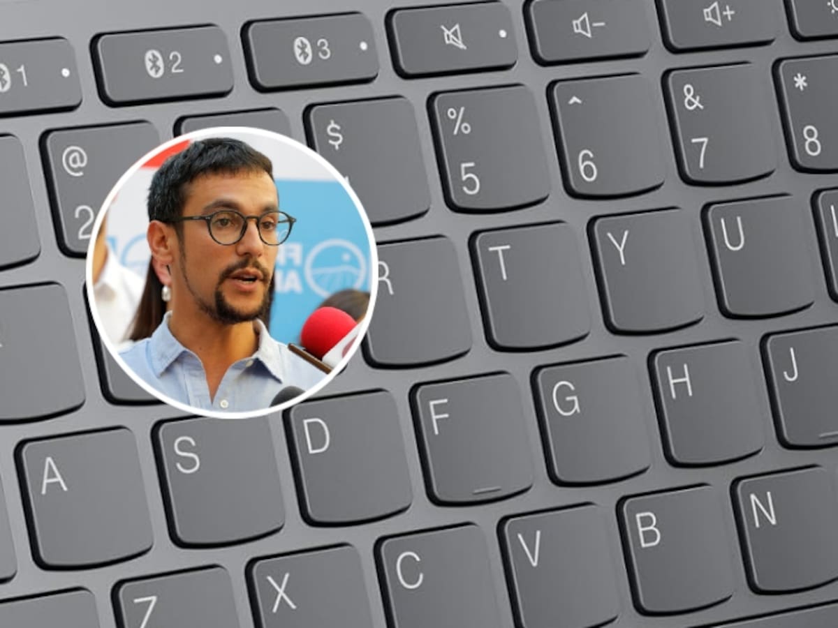 “No van a pagar la indolencia del gobierno”: alcalde de Peñalolén anuncia fondos municipales para mantener “Yo elijo mi PC”