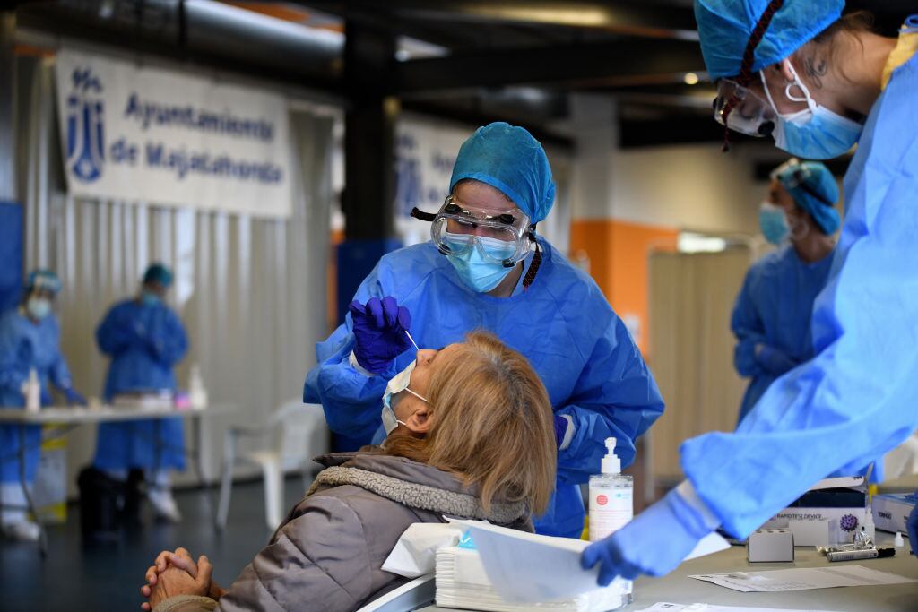 Trabajadores de la salud efectúan exámenes del Covid-19 en España