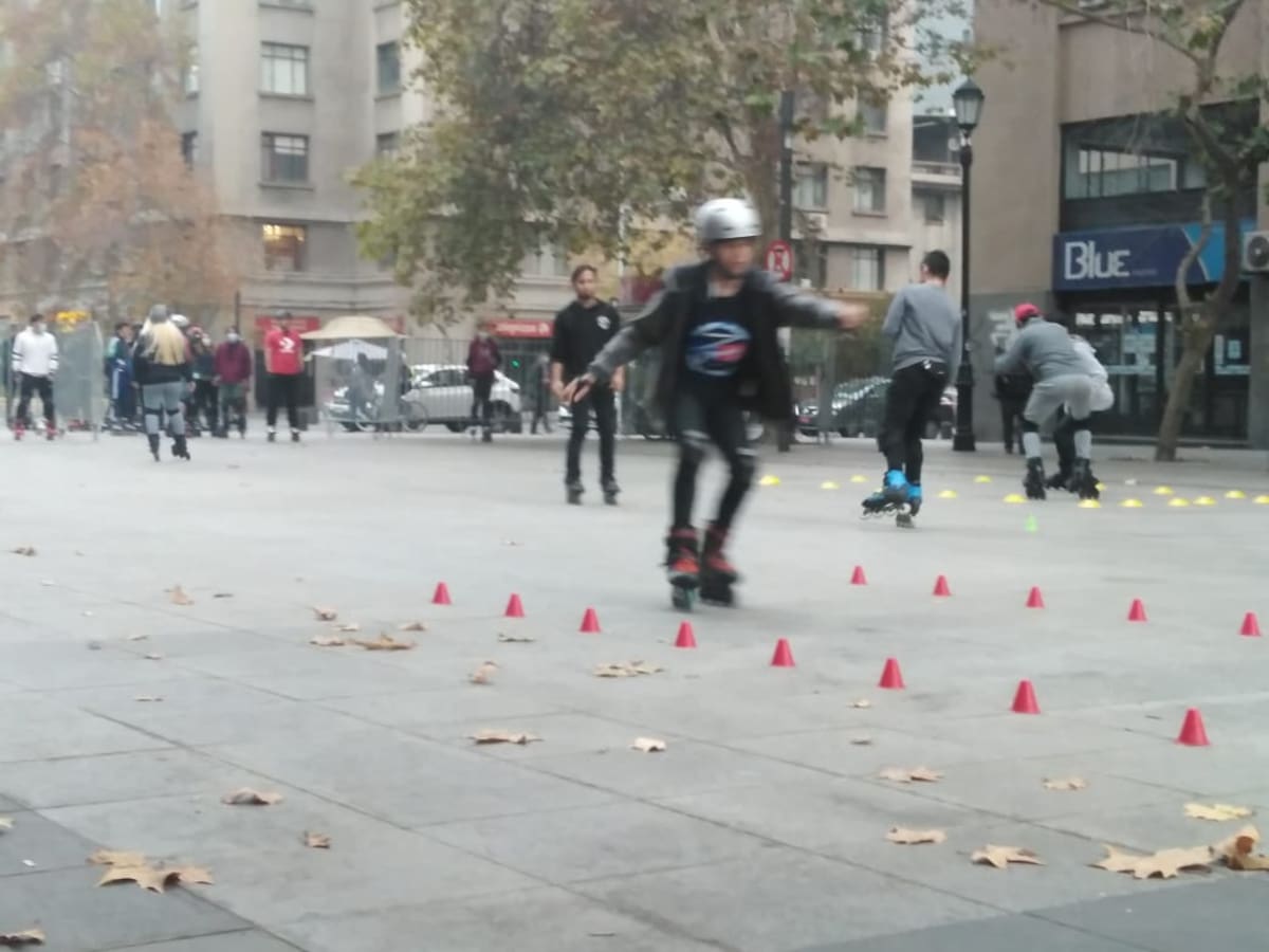 Grupo de patinadores aprovecha la franja deportiva para realizar clases de patinaje gratis