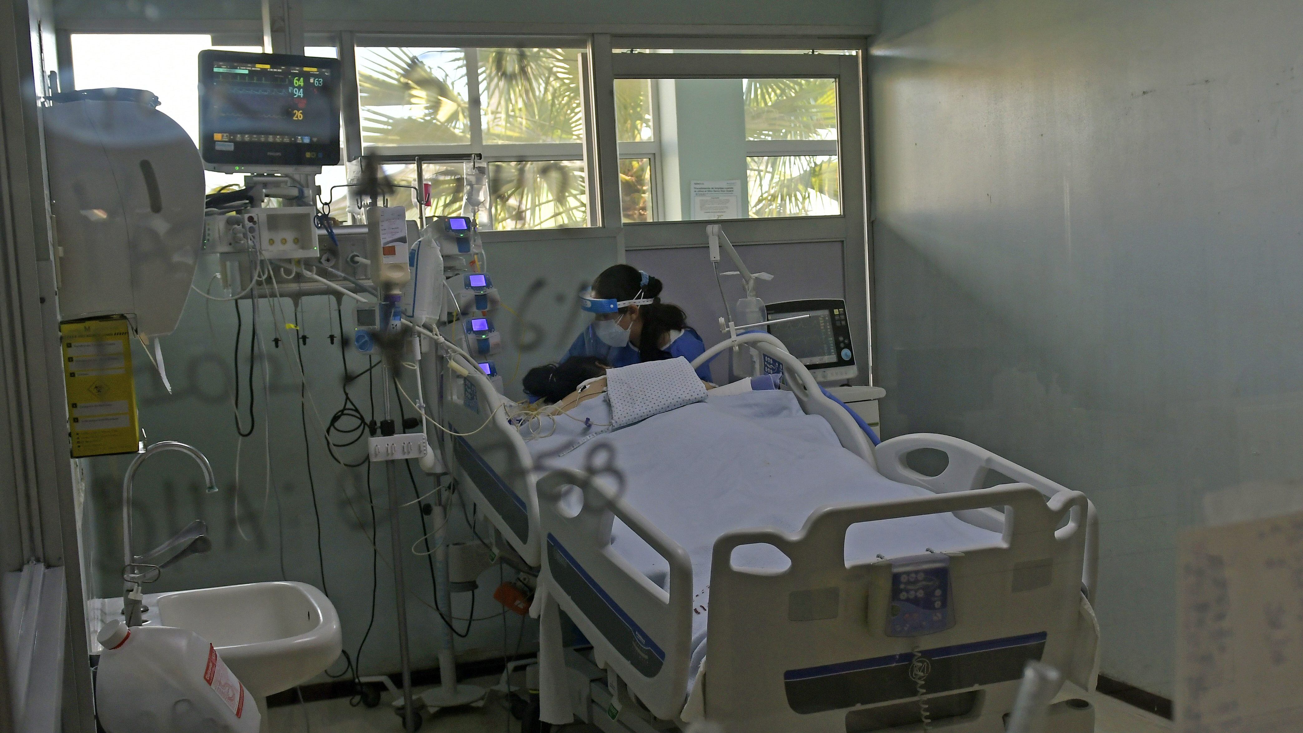17 de Abril de 2021 / IQUIQUEAumento de pacientes graves por Covid-19 provoca una saturación en uso de camas en la Unidad de Cuidados Intensivos (UCI) del Hospital Dr. Ernesto Torres Galdames.
FOTO: CRISTIAN VIVERO BOORNES/AGENCIAUNO