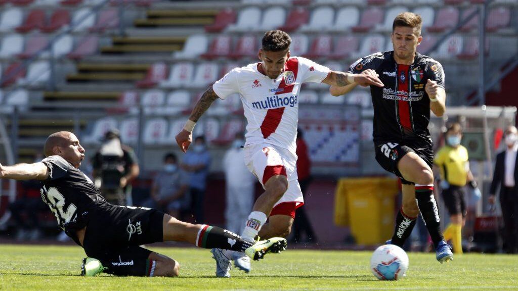 31 DE OCTUBRE DE 2020 / CURICOJugadores disputan el baln, durante el partido vlido por la dcimo sptima fecha del torneo AFP Planvital, entre Curic Unido y Palestino, disputado en el Estadio Bicentenario La Granja
FOTO: GABRIEL SILVA / AGENCIA UNO
