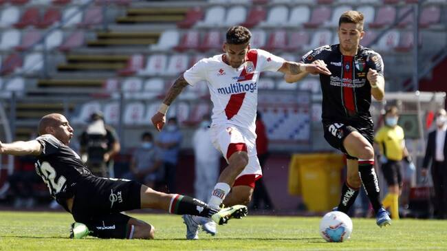 31 DE OCTUBRE DE 2020 / CURICOJugadores disputan el baln, durante el partido vlido por la dcimo sptima fecha del torneo AFP Planvital, entre Curic Unido y Palestino, disputado en el Estadio Bicentenario La Granja
FOTO: GABRIEL SILVA / AGENCIA UNO
