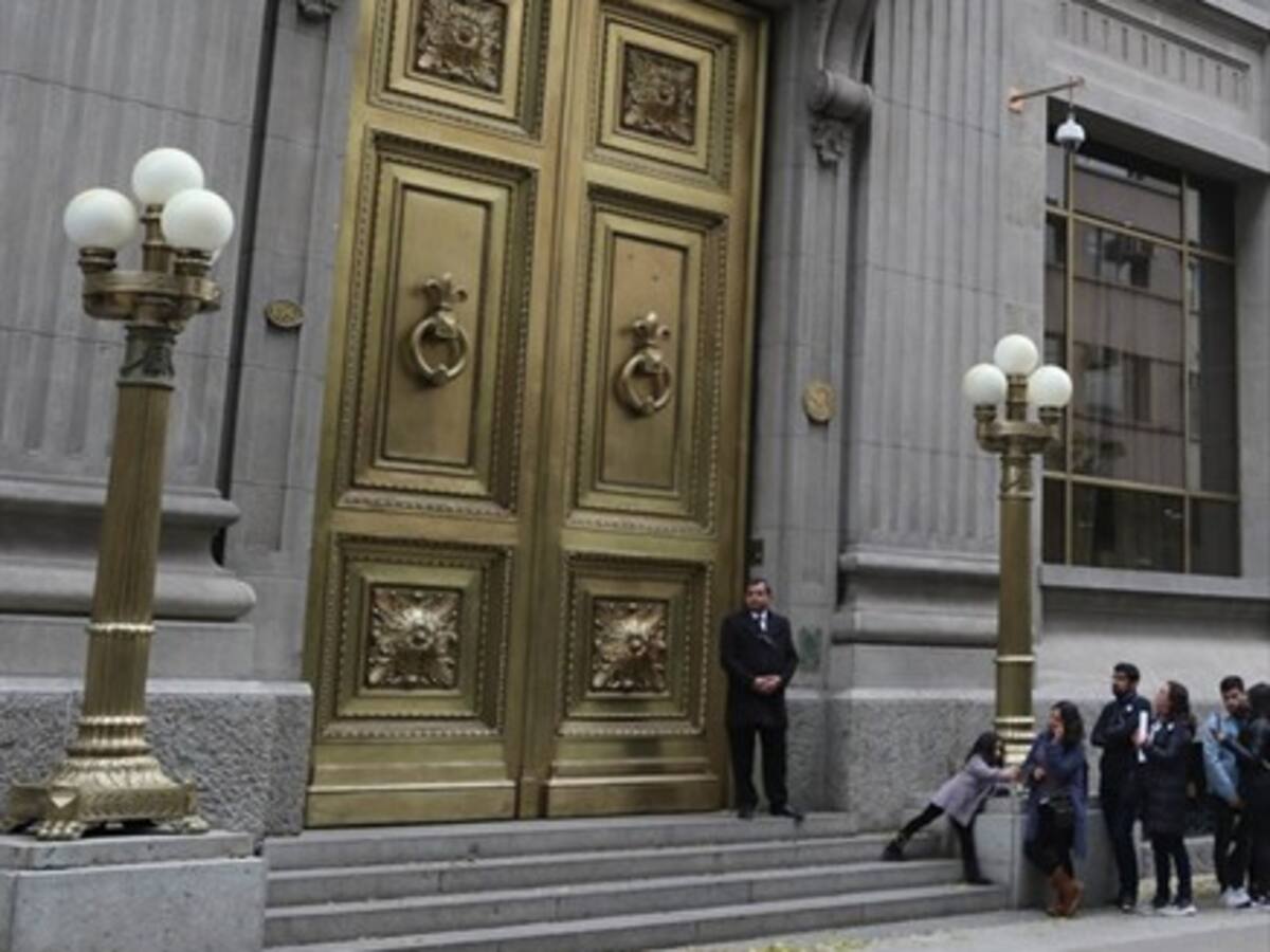 Banco Central recortó tasa de interés y aseveró que crisis social tendrá efectos en la economía