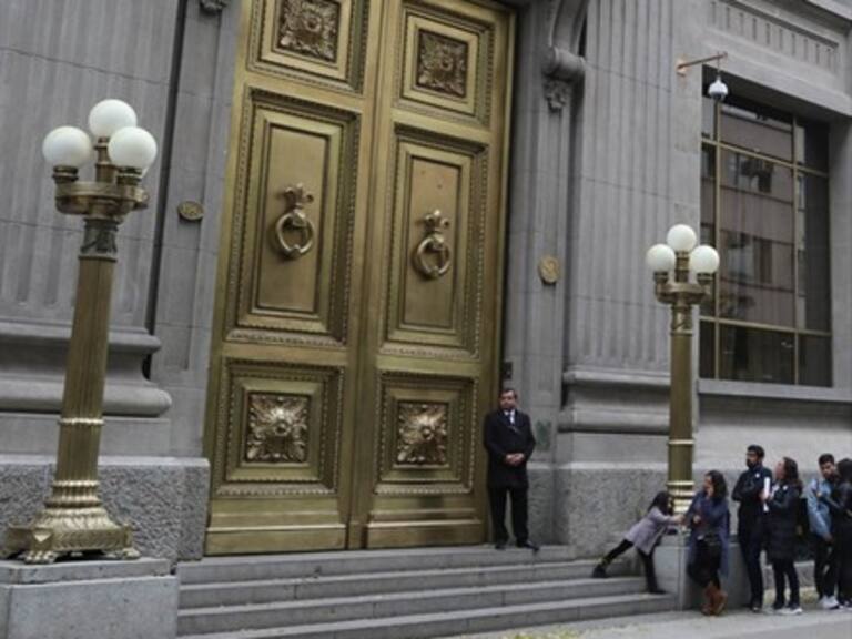 Banco Central recortó tasa de interés y aseveró que crisis social tendrá efectos en la economía