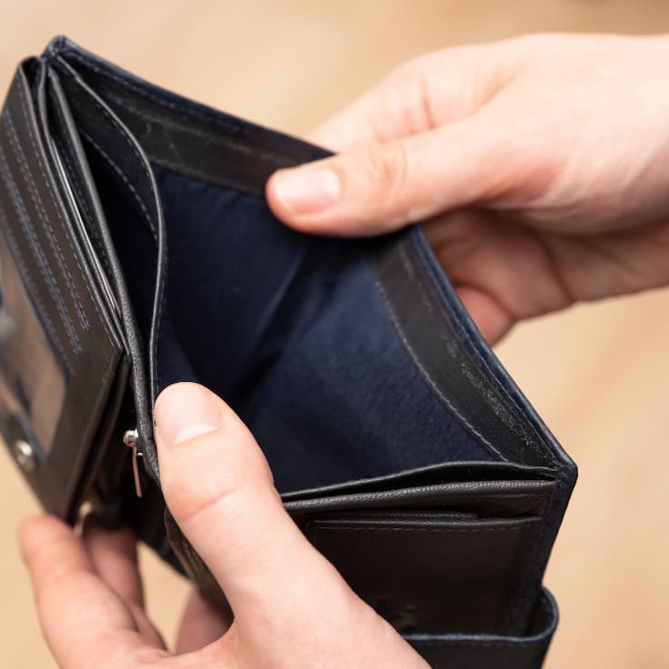 Para no terminar endeudados: estos son los 4 gastos clave que los jóvenes deberían evitar, según experta