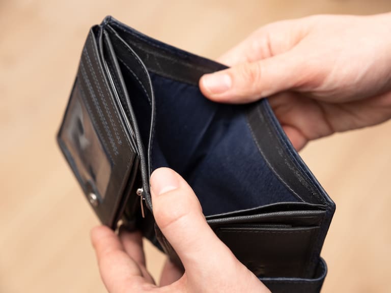 Para no terminar endeudados: estos son los 4 gastos clave que los jóvenes deberían evitar, según experta