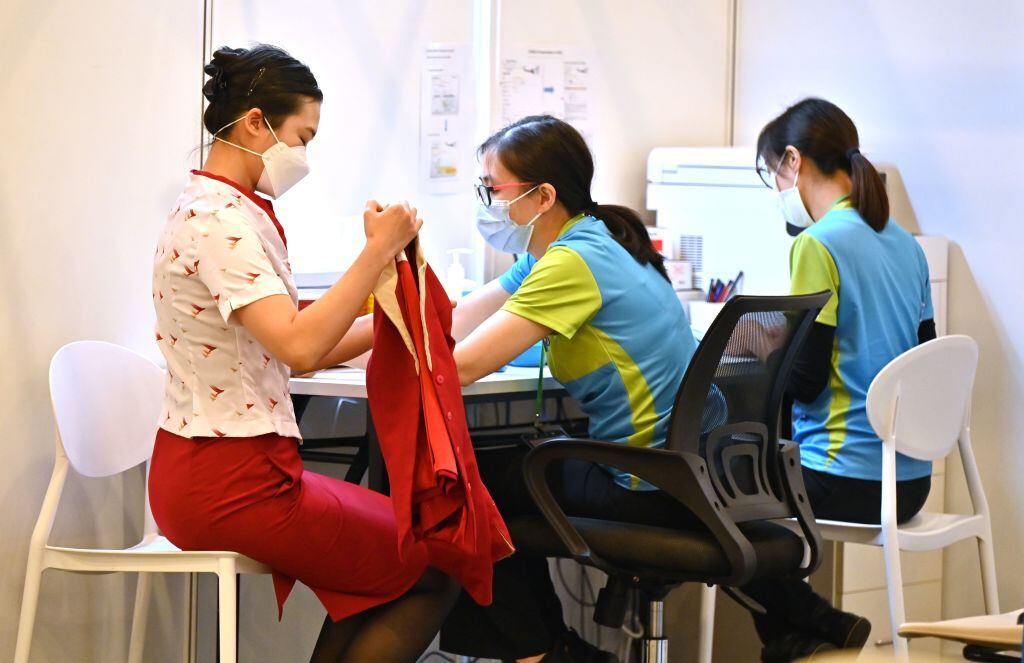 Trabajadora de la salud vacuna a una mujer en Hong Kong