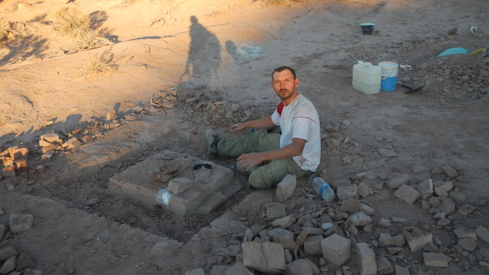 El primer autor del estudio, Facundo Riguetti, excavando en Río Negro