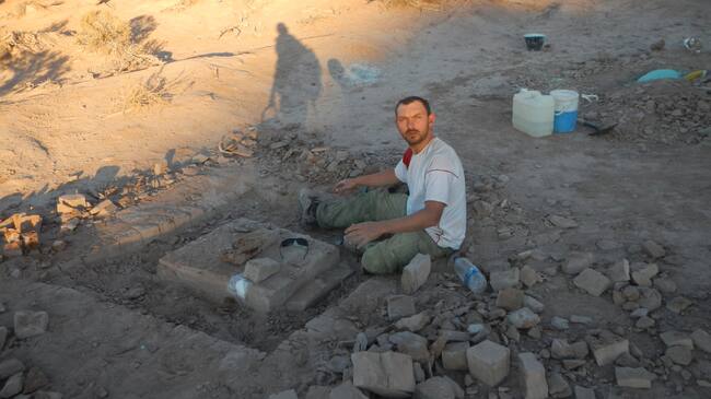 El primer autor del estudio, Facundo Riguetti, excavando en Río Negro