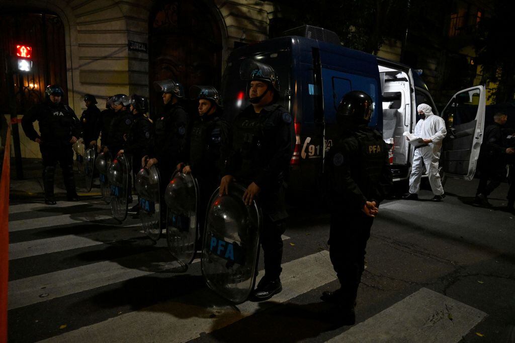 Peritos revisan zona del atentado contra la vicepresidenta de Argentina