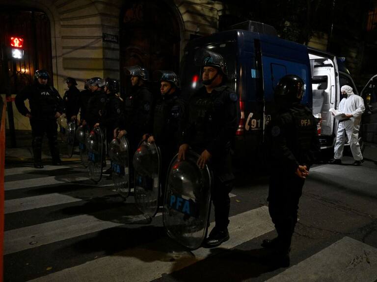 Peritos revisan zona del atentado contra la vicepresidenta de Argentina