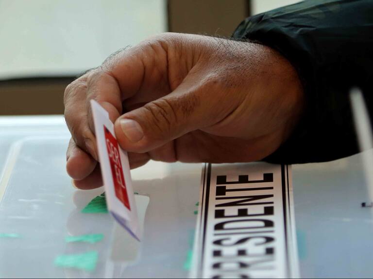 18 de Julio de 2021 / CONCEPCION
Persona ingresando su voto en la urna de presidentes en Colegio San Agustín, durante las primarias presidenciales 2021 Chile Vamos y Apruebo Dignidad que se realiza en la región del Bio Bio.
FOTO: DANIEL PINO / AGENCIAUNO