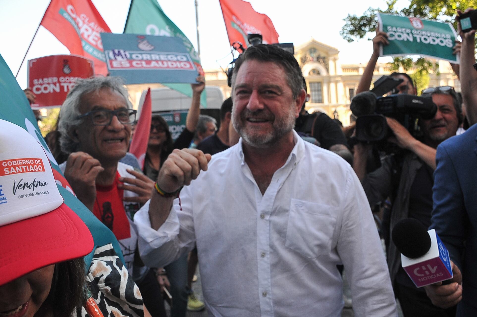 24 DE NOVIEMBRE DE 2024 / SANTIAGO
El candidato a Gobernador por la Región Metropolitana, Claudio Orrego, llega hasta su comando de campaña para la espera de los resultados de la segunda vuelta electoral para gobernador regional.
FOTO: VICTOR HUENANTE / AGENCIAUNO