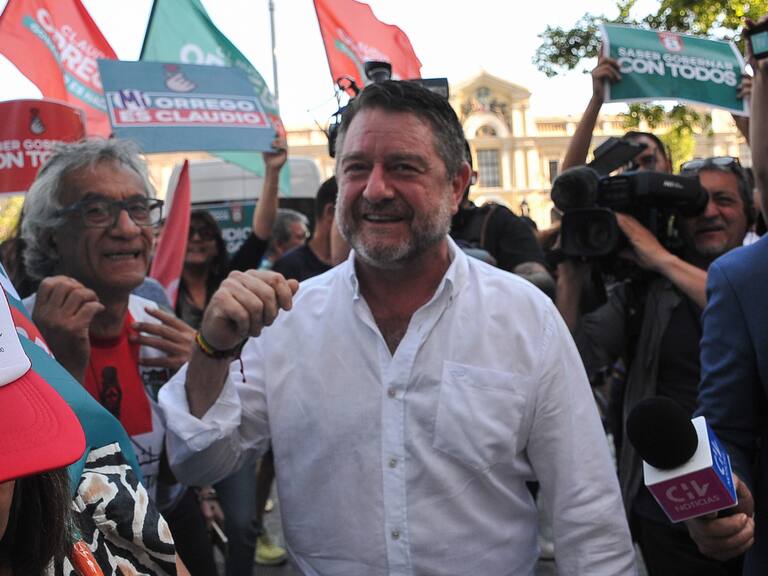 24 DE NOVIEMBRE DE 2024 / SANTIAGO
El candidato a Gobernador por la Región Metropolitana, Claudio Orrego, llega hasta su comando de campaña para la espera de los resultados de la segunda vuelta electoral para gobernador regional.
FOTO: VICTOR HUENANTE / AGENCIAUNO