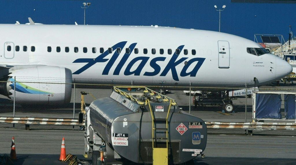 Un avión Boeing 737 MAX 9 de Alaska Airlines en la pista del aeropuerto internacional de Los Angeles en Estados Unidos.