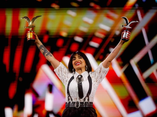 La humorista Piare con Pe recibe las dos gaviotas en el su paso por el Festival de Viña 2026.