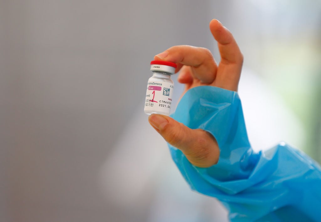 Un trabajador de la salud sostiene una dosis de AstraZeneca en Bangkok