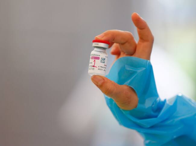 Un trabajador de la salud sostiene una dosis de AstraZeneca en Bangkok