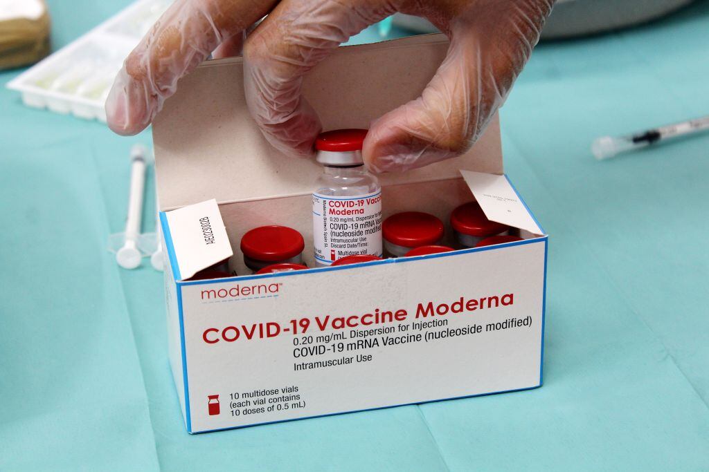 Una caja con dosis de la vacuna de Moderna contra el coronavirus Covid-19
