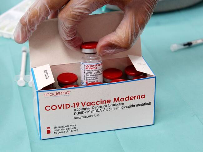 Una caja con dosis de la vacuna de Moderna contra el coronavirus Covid-19