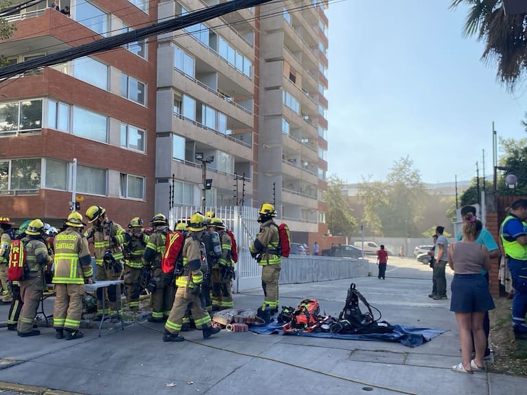 Incendio en Las Condes: importante despliegue de bomberos por siniestro originado en subterráneo de un edificio