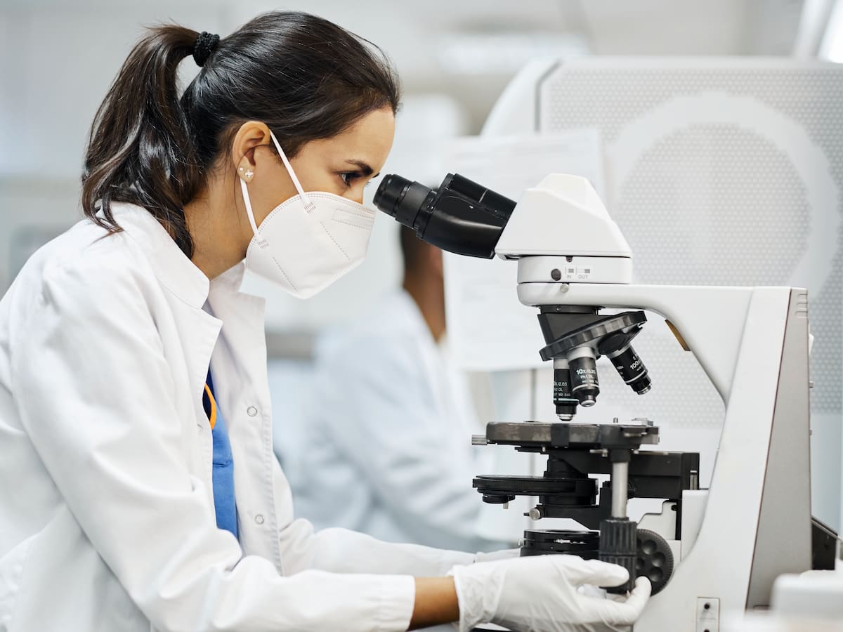Solo 8% de las postulaciones a cargos científicos en Chile son realizadas por mujeres, según estudio