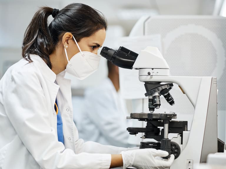 Solo 8% de las postulaciones a cargos científicos en Chile son realizadas por mujeres, según estudio