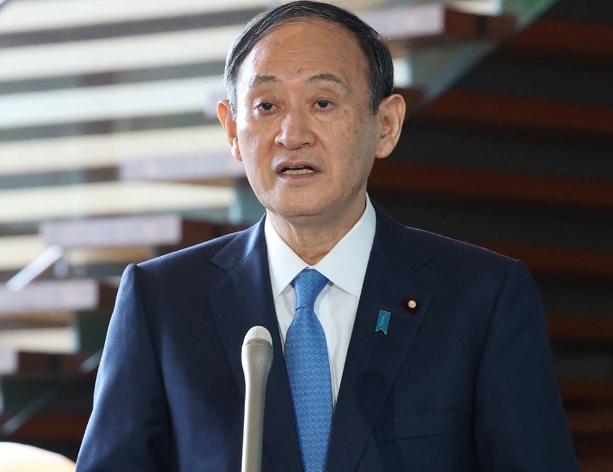 El primer ministro japonés Yoshihide Suga se refiere al lanzamiento de misiles