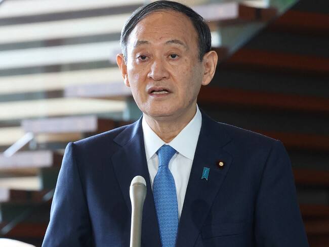 El primer ministro japonés Yoshihide Suga se refiere al lanzamiento de misiles