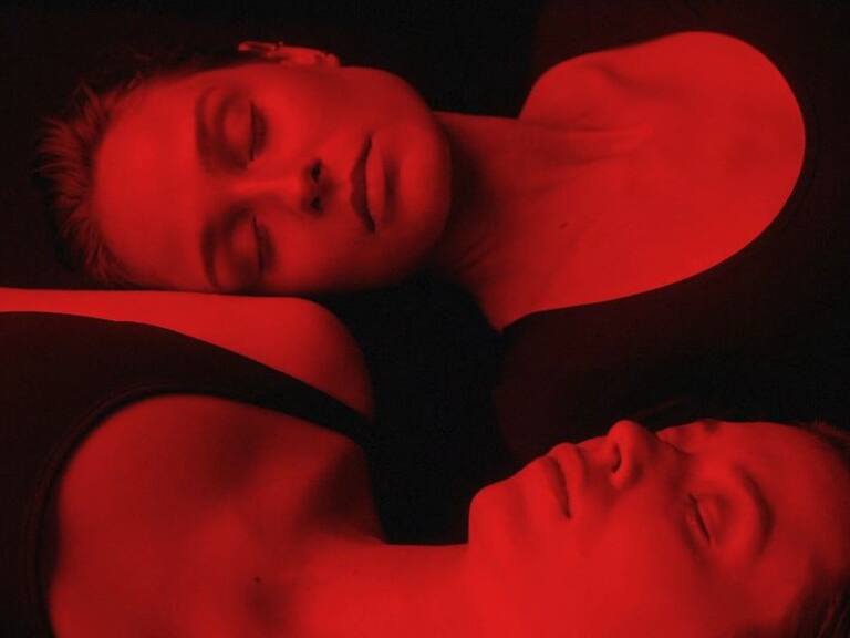 Red Calendar: la iniciativa que tiñe el calendario de rojo por los femicidios ocurridos en Chile este año