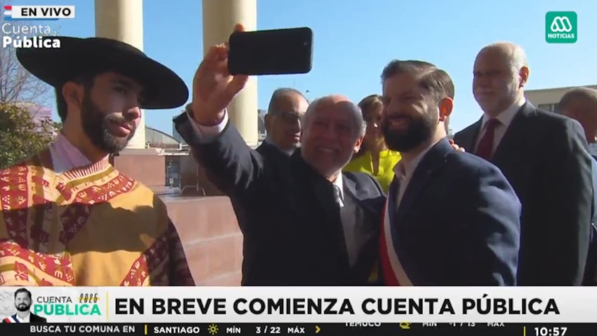 Selfies, regalos y cartas: Las llamativas salidas de protocolo que tuvo el arribo del Presidente Boric a su última Cuenta Pública
