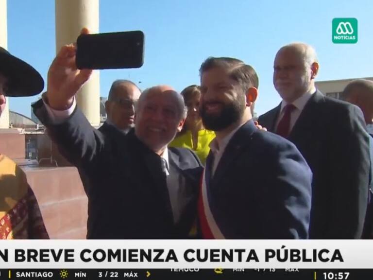 Selfies, regalos y cartas: Las llamativas salidas de protocolo que tuvo el arribo del Presidente Boric a su última Cuenta Pública